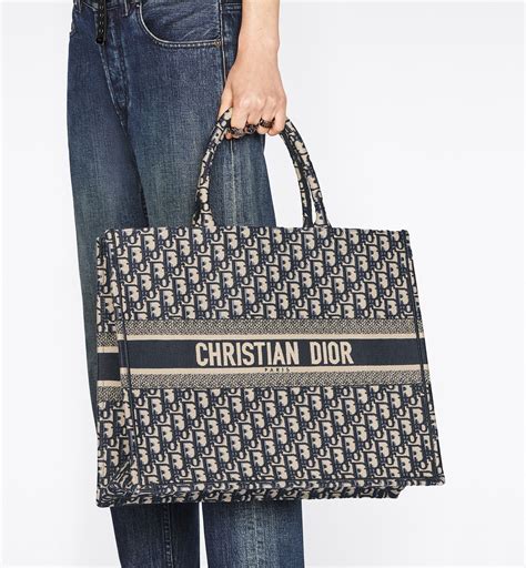 gros sac christian dior|Christian Dior book tote price.